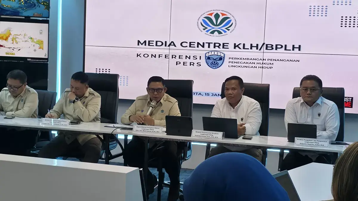 Deputi Gakkum KLH/BPLH Rizal Irawan (tengah) dalam konferensi pers terkait penegakan hukum banjir Sumatera di