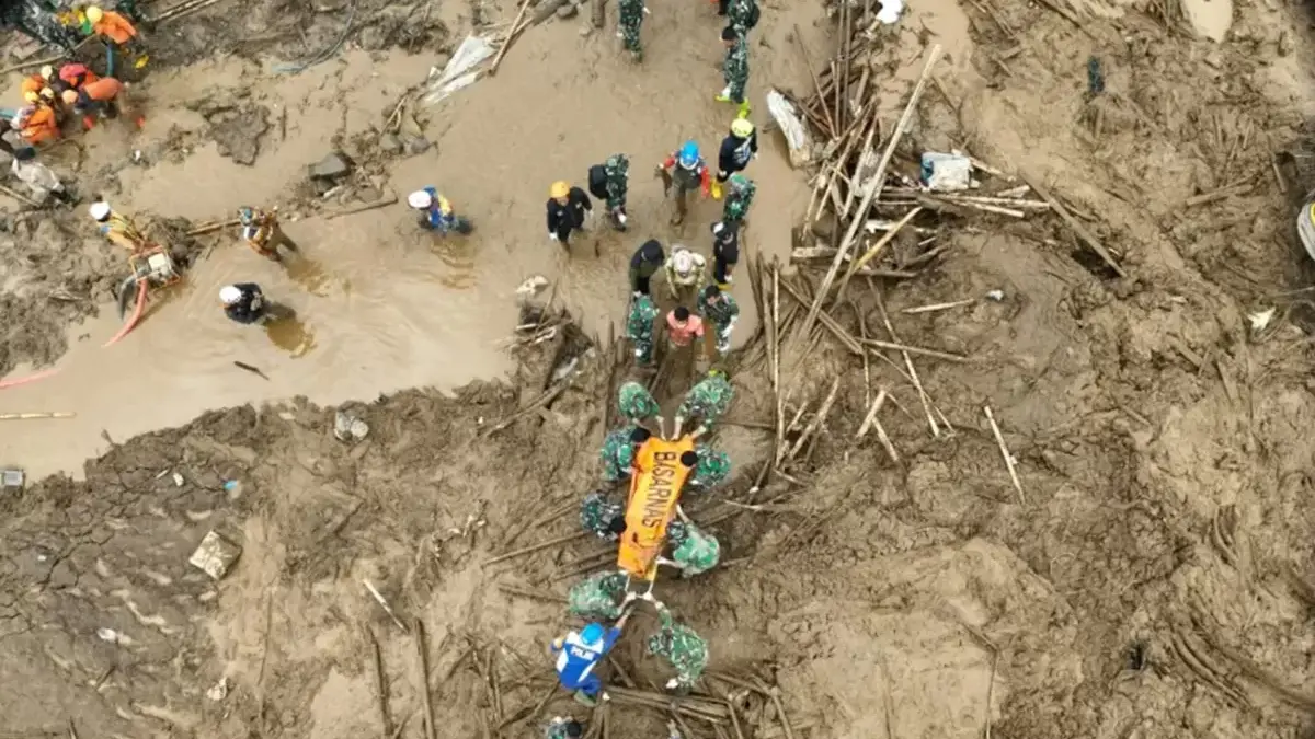 Tim SAR gabungan melakukan pencarian dan evakuasi korban tanah longsor di Desa Pasirlangu, Kecamatan Cisarua,