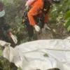 Tim SAR gabungan berhasil mengevakuasi jenazah korban kedua pesawat ATR 42-500 jatuh dari puncak Gunung Bulusa