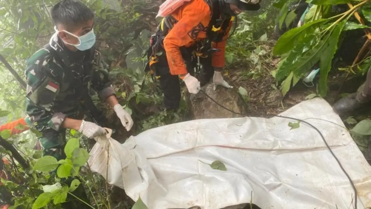 Tim SAR gabungan berhasil mengevakuasi jenazah korban kedua pesawat ATR 42-500 jatuh dari puncak Gunung Bulusa