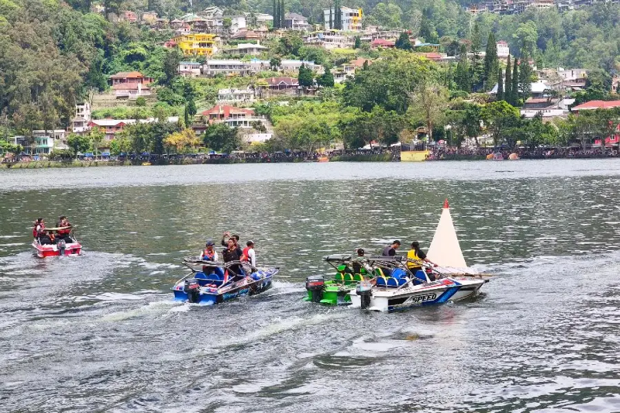 Prosesi tradisi Larung Sesaji atau Labuhan Sarangan 2026 di Telaga Sarangan Kabupaten Magetan, Jatim, Jumat (1