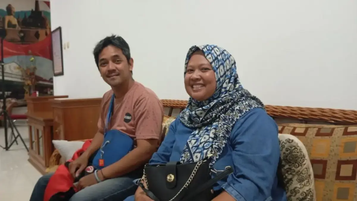 Pasangan Hogi dan Arsita Minaya saat ditemui wartawan di kediamannya. (IST)