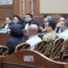 Terdakwa Marcella Santoso dan rekan-rekannya saat menjalani sidang pembacaan dakwaan kasus dugaan suap senilai
