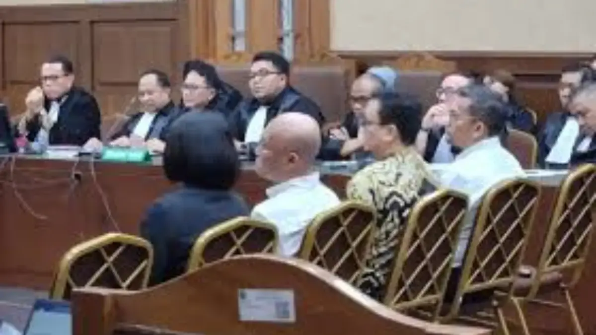 Terdakwa Marcella Santoso dan rekan-rekannya saat menjalani sidang pembacaan dakwaan kasus dugaan suap senilai