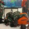 Tim SAR sujud syukur setelah berhasil menemukan korban terakhir kecelakaan pesawat ATR, Jumat 23 Januari 2026.