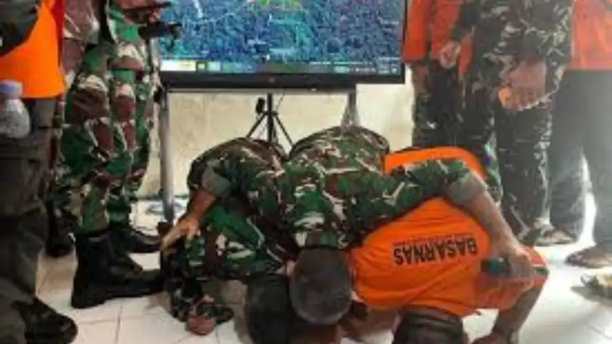 Tim SAR sujud syukur setelah berhasil menemukan korban terakhir kecelakaan pesawat ATR, Jumat 23 Januari 2026.