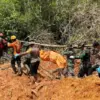 Personel Satuan Brimob Polda Sumut bersama Tim SAR gabungan kembali mengevakuasi satu korban longsor di Desa B