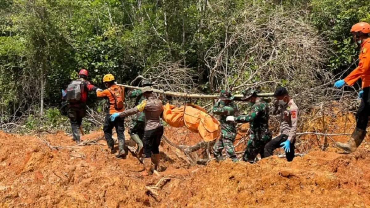 Personel Satuan Brimob Polda Sumut bersama Tim SAR gabungan kembali mengevakuasi satu korban longsor di Desa B