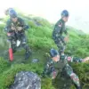 Anggota Korpasgat TNI AU membantu pencarian pesawat ATR 42-500 di Gunung Bulusaraung, Maros. (Humas TNI AU)