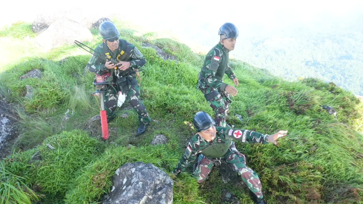 Anggota Korpasgat TNI AU membantu pencarian pesawat ATR 42-500 di Gunung Bulusaraung, Maros. (Humas TNI AU)