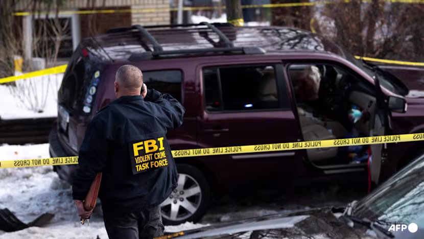 FBI bekerja di tempat kejadian setelah dugaan penembakan oleh agen ICE selama operasi penegakan hukum federal