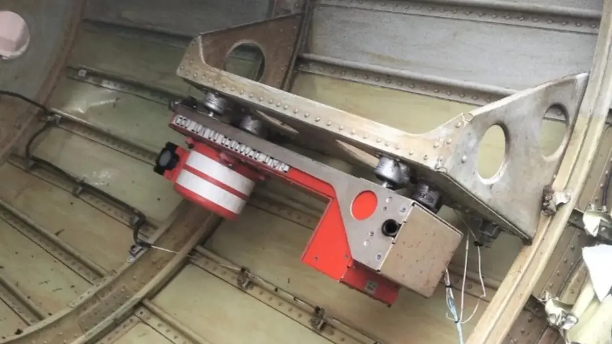 Penampakan black box pada ekor pesawat ATR 42-500 yang ditemukan di lereng Gunung Bulusaraung, Pangkep. (IST)