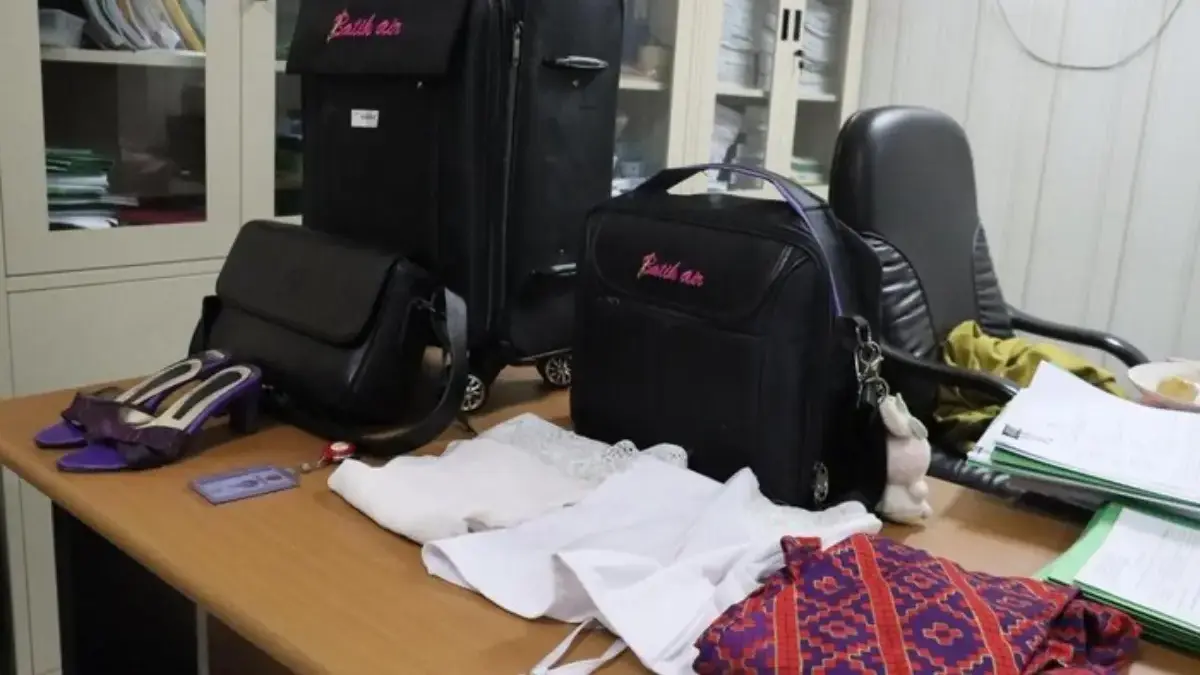 Terungkap Motif Pramugari Gadungan Batik Air dan Kronologinya Polisi mengamankan seragam hingga koper milik pramugari gadungan di Bandara Soekarno-Hatta. (IST)