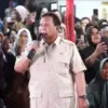 Presiden Prabowo Subianto merayakan malam pergantian tahun 2026 bersama warga pengungsi terdampak bencana di D