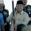 Presiden Prabowo Subianto saat melakukan seremonial dalam Panen Raya dan Pengumuman Swasembada Pangan, Karawan