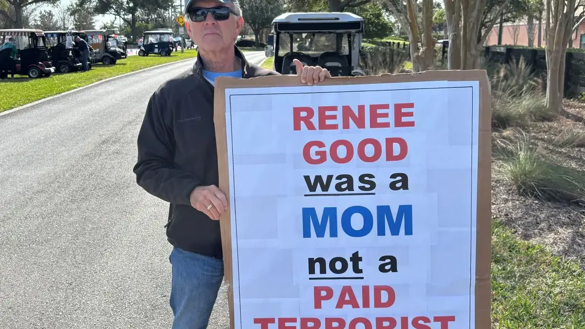 Seorang pria, yang meminta untuk tidak diidentifikasi namanya, mendukung Renee Good pada protes di The Village