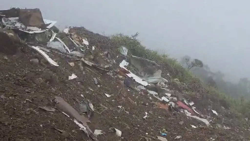 Diduga serpihan badan Pesawat ATR 42-500 yang sebelumnya dilaporkan hilang kontak ditemukan di puncak Bukit Bu