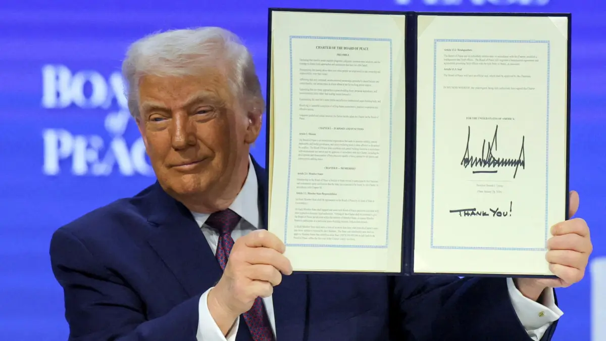 Presiden Donald Trump membuka upacara penandatanganan untuk Dewan Perdamaiannya di sela-sela Forum Ekonomi Dun