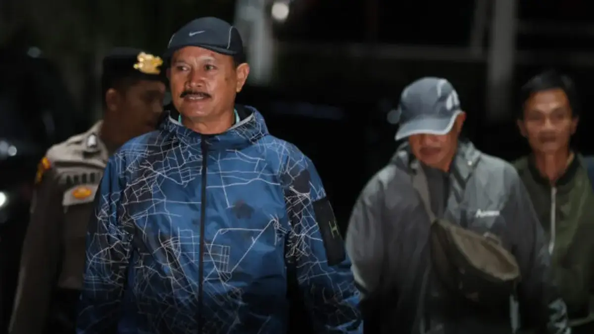 Wali Kota Madiun Maidi dikawal petugas setibanya di Gedung Merah Putih KPK, Jakarta, Senin (19/1/2026). Maidi