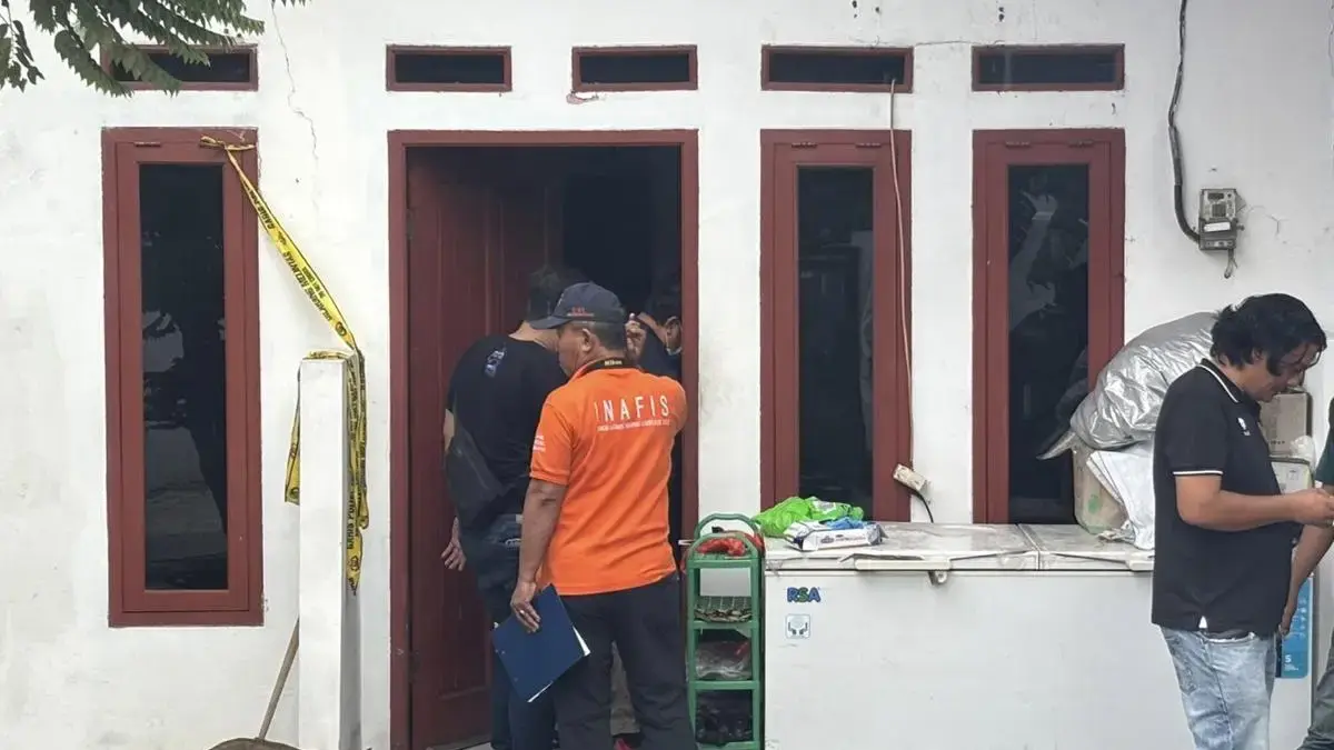 Polres Metro Jakarta Utara telah mengevakuasi empat anggota keluarga dari dalam rumah di Warakas, Tanjung Prio