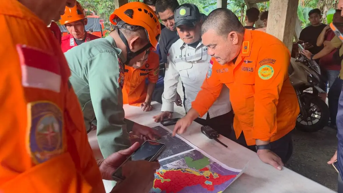 Tim SAR mencari pesawat Indonesia Air PK-THT yang hilang kontak di sekitar Kabupaten Maros dan Pangkep, Sulawe