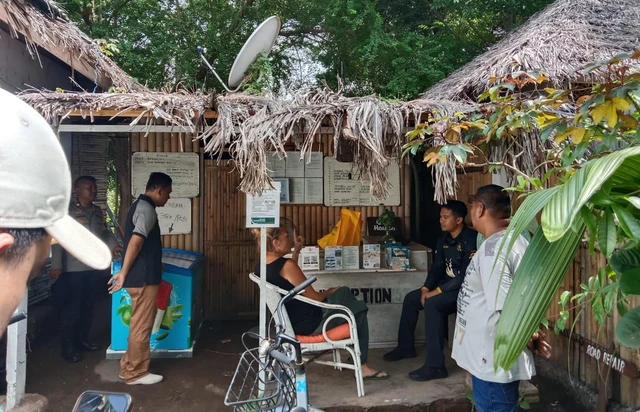 Petugas Imigrasi dan Aparat Kepolisian memeriksa Miranda Lee, Warga Selandia Baru yang mengamuk lantaran kesal