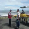 Polisi mengevakuasi potongan kepala dan tubuh manusia di Pantai Ketewel, Bali, Kamis (26/2/2026). (Polres Gian