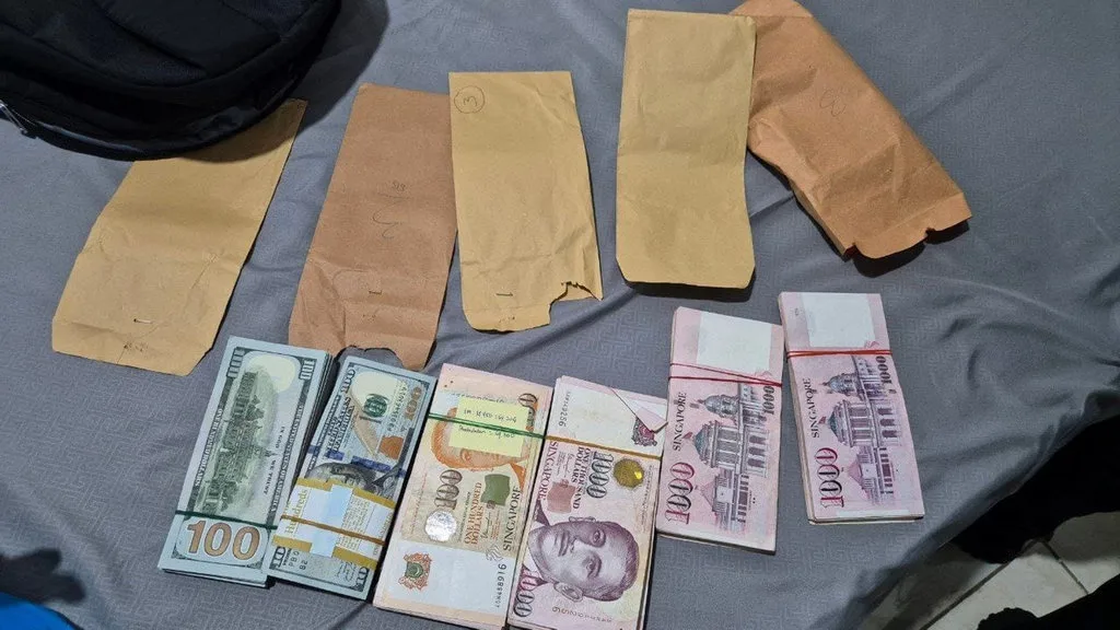 Proses penangkapan sejumlah pihak dan penyitaan barang bukti terkait kasus dugaan korupsi importasi barang di