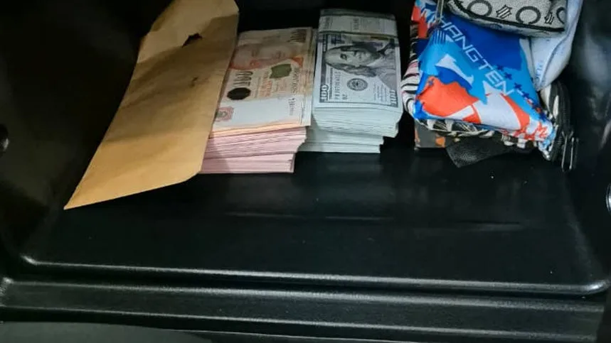 Proses penangkapan sejumlah pihak dan penyitaan barang bukti terkait kasus dugaan korupsi importasi barang di