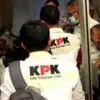 Petugas KPK saat mengamankan Wakil Ketua Pengadian Negeri Depok