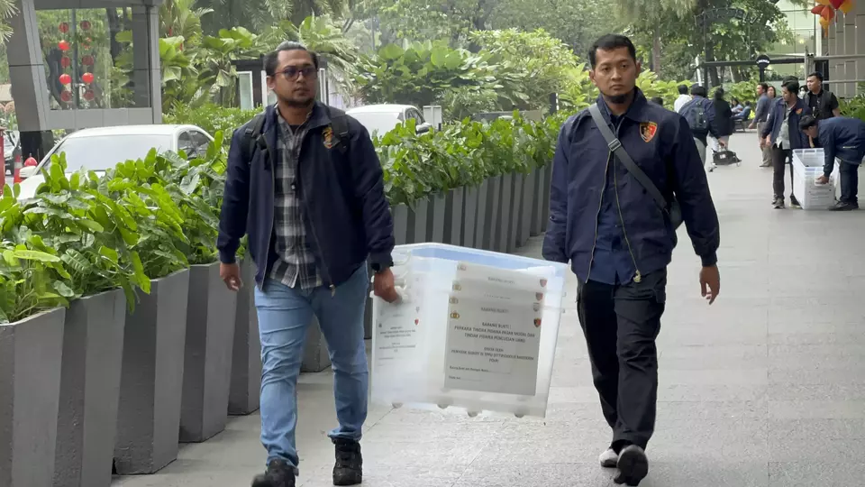 Tim penyidik Direktorat Tindak Pidana Ekonomi Khusus (Dittipideksus) Bareskrim Polri menggeledah kantor sekuri