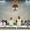 Pelaksana Tugas (Plt) Deputi Penindakan dan Eksekusi KPK Asep Guntur Rahayu didampingi Jubir KPK Budi Prasetyo