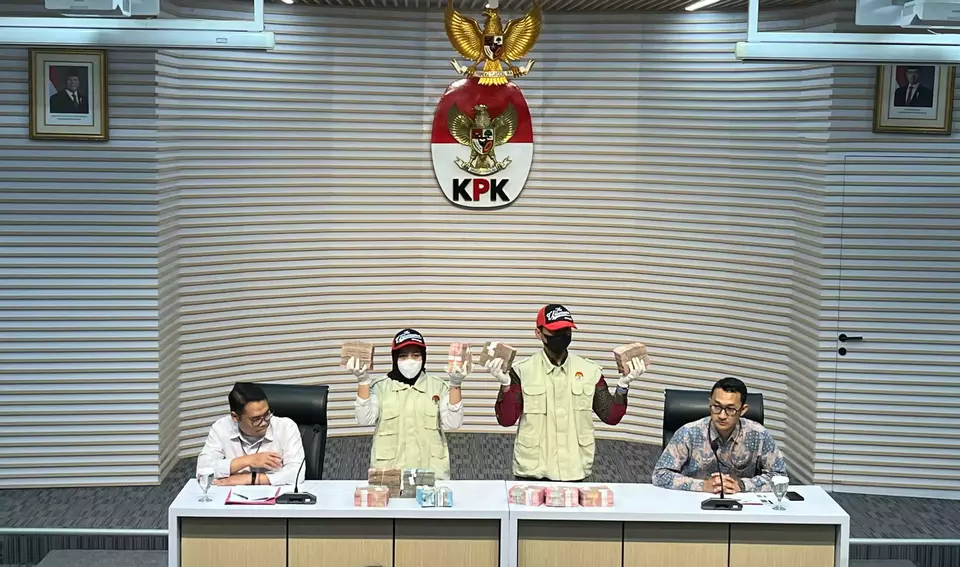 Pelaksana Tugas (Plt) Deputi Penindakan dan Eksekusi KPK Asep Guntur Rahayu didampingi Jubir KPK Budi Prasetyo