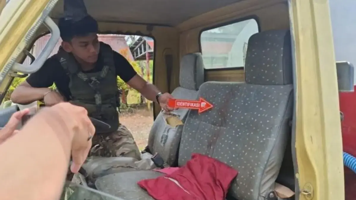 Anggota Satgas ODC melakukan pemeriksaan truk tangki air bersih yang ditembak oleh OTK di Kabupaten Yahukimo,