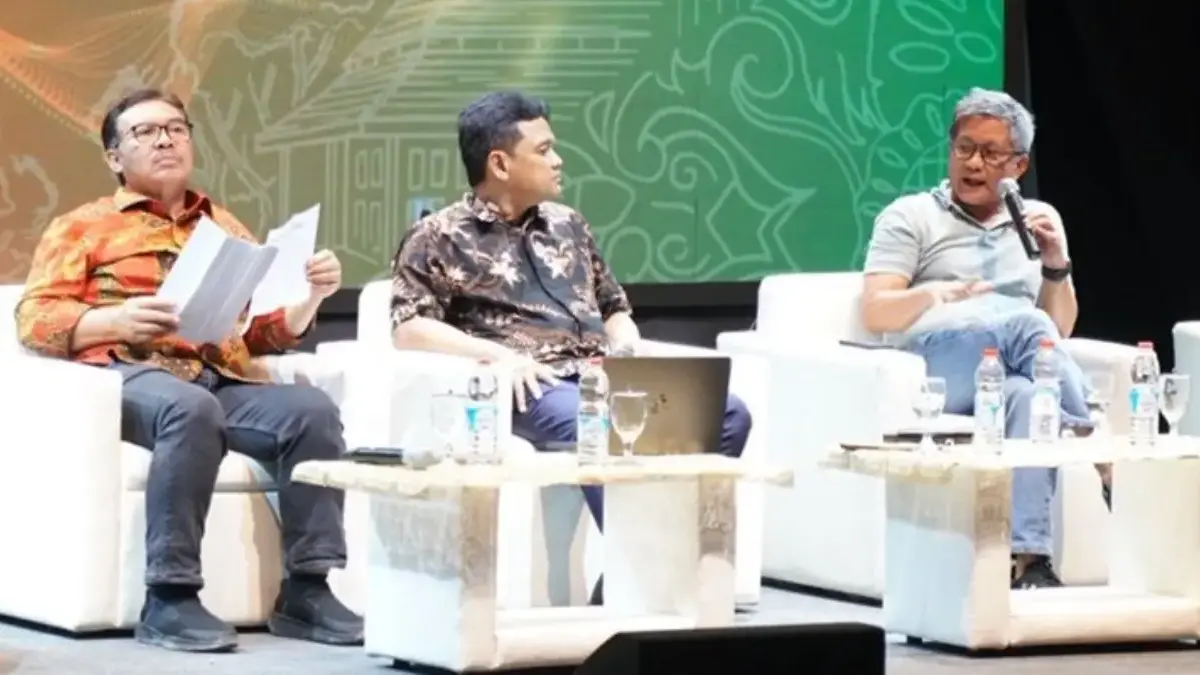 Rocky Gerung Satire Tukang Kayu Jadi Tahanan, Anggaran Pendidikan hingga Situasi Pemerintahan Prabowo Subianto Pengamat politik Rocky Gerung (kanan) dalam Public Lecture Series 002 di Embung Giwangan, Yogyakarta, Senin, 1