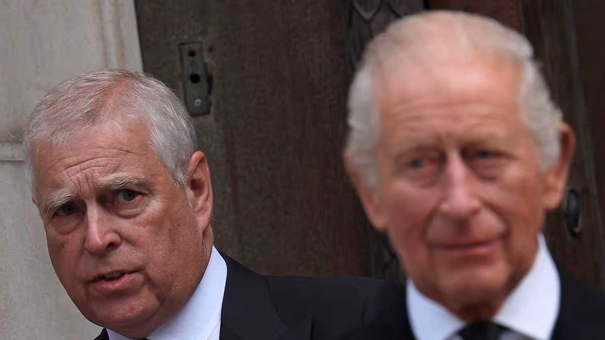 Raja Charles III dengan Andrew Mountbatten-Windsor (AFP/Getty Images)