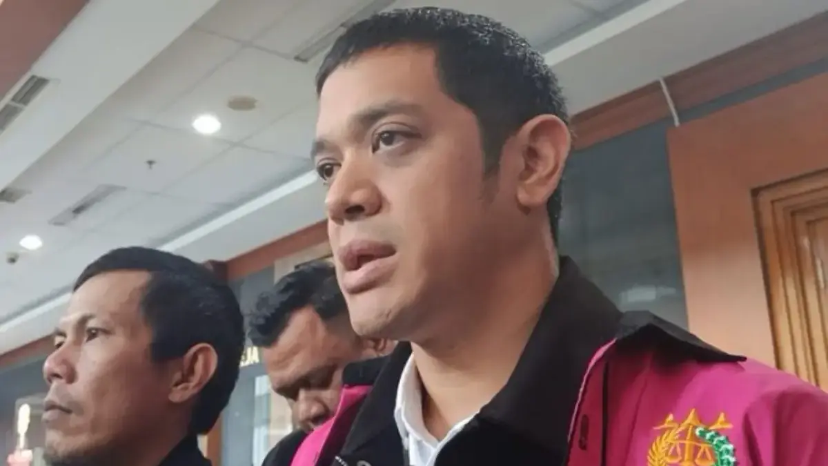 Putra Riza Chalid Dituntut 18 Tahun Penjara di Kasus Minyak Mentah, Kerry Adrianto: Saya Mohon Keadilan Terdakwa kasus dugaan korupsi tata kelola minyak mentah Muhamad Kerry Adrianto Riza berjalan keluar ruangan us