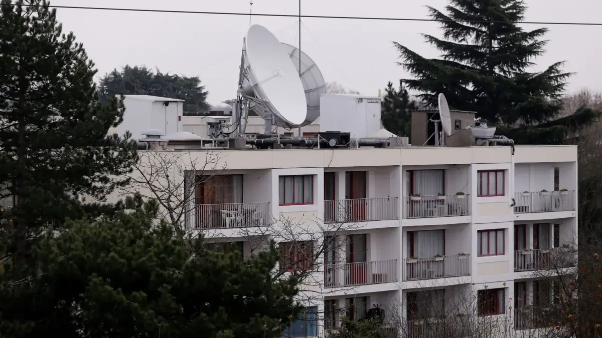 Antena parabola yang terletak di atap bangunan tambahan Kedutaan Besar Tiongkok yang terletak di Chevilly-Laru