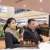 Pemimpin Korea Utara Kim Jong Un dan putrinya Kim Ju Ae saat mereka menghadiri upacara peresmian hotel di reso