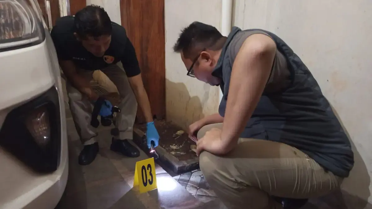 Rumah Legislator DPRD Jawa Tengah Ditembaki OTK, Polisi Olah TKP Kumpulkan Sejumlah Bukti Rumah anggota DPRD Jawa Tengah dari Fraksi PPP Nur Fatwa di Desa Capgwen, Kelurahan Kedungwuni Timur, Kecamata