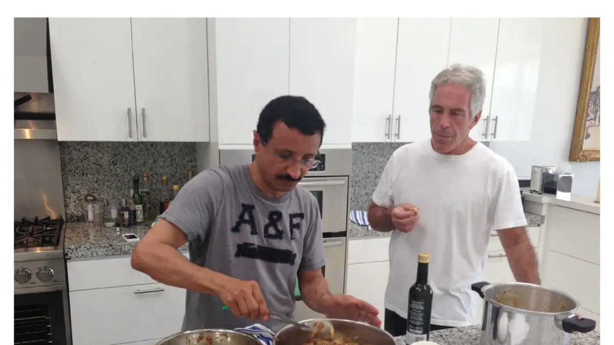 Jeffrey Epstein dan Sultan Ahmed bin Sulayem terlihat dalam gambar selebaran tanpa tanggal ini dari perkebunan