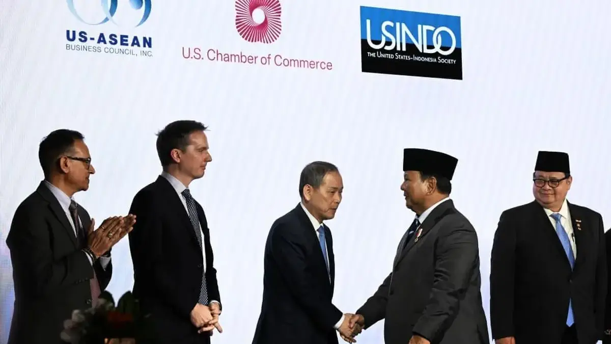 Presiden Republik Indonesia Prabowo Subianto menyaksikan penandatanganan 11 nota kesepahaman (Memorandum of Un