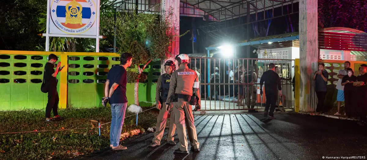 Kasus Penembakan Kepala Sekolah Menengah oleh Remaja Thailand dengan Senjata Curian, Ini Kronologinya Polisi dan warga masih berjaga pascainsiden penembakan di sekolah Patongprathankiriwat, Thailand (Foto: Hannar
