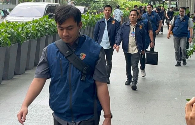 Tim penyidik Direktorat Tindak Pidana Ekonomi Khusus (Dittipideksus) Bareskrim Polri menggeledah kantor sekuri