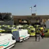 Ambulans memasuki perbatasan Rafah sebagai bagian dari uji coba pembukaan kembali Israel, 1 Februari 2026. (ST