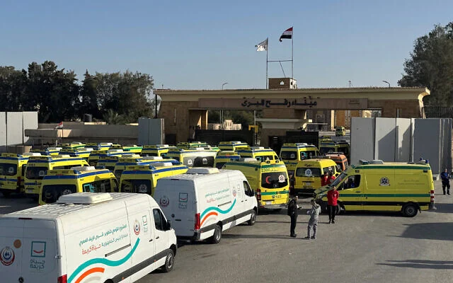 Ambulans memasuki perbatasan Rafah sebagai bagian dari uji coba pembukaan kembali Israel, 1 Februari 2026. (ST