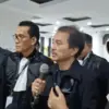 Jumpa Pers di Polda Metro Jaya, Risman Sianipar, Roy Suryo dan dokter Tifa didampingi Kuasa Hukum Reffly Harun