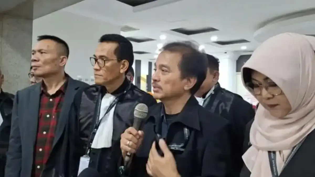 Jumpa Pers di Polda Metro Jaya, Risman Sianipar, Roy Suryo dan dokter Tifa didampingi Kuasa Hukum Reffly Harun