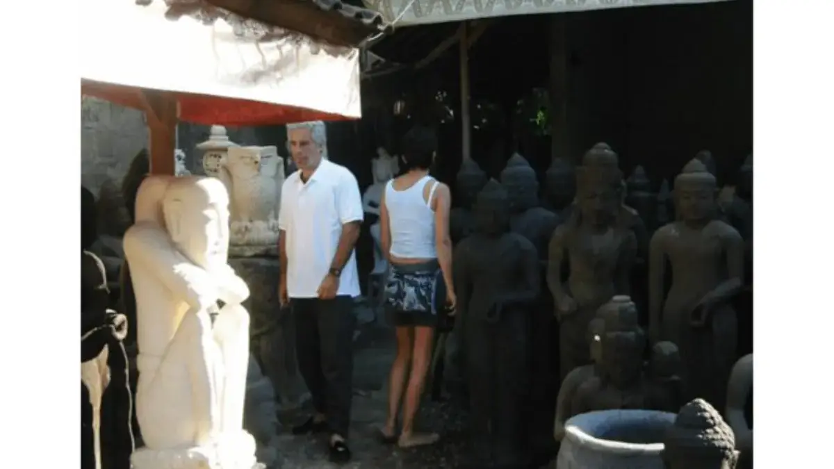 Gambar Epstein dan Maxwell, diambil antara 27 Mei dan 29 Mei 2002. Berlokasi di Bali, Indonesia (-8.6168921614