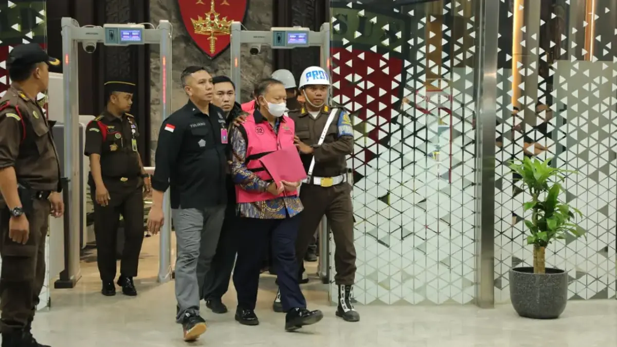 Tersangka terkait korupsi manipulasi dan rekayasa ekspor limbah kelapa sawit dihadirkan di Kejaksaan Agung, Se